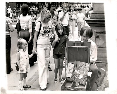 #ad LD357 1975 Orig Photo TIM HAMILL Trompe L#x27;oeil Street Artist Painting Pictures $20.00