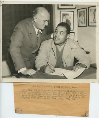 #ad Original 1945 Press Photo Joe Louis Signs Boxing Contract Heavyweight Belt Fight $59.99