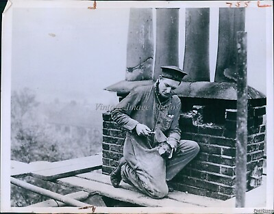 #ad 1944 Edward Little Repairs Brickwork On Bombed London House Housing Photo 7X9 $24.99