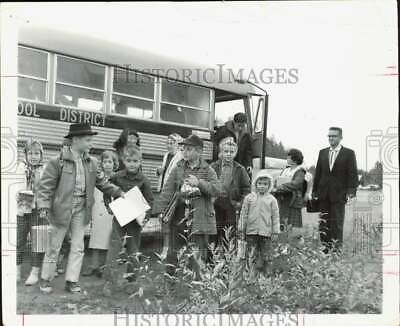 #ad 1964 Press Photo Students get off the school bus in Talkeetna lrb06887 $19.88