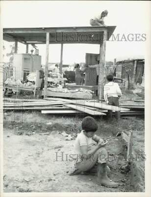 #ad 1976 Press Photo Residents building temporary shelter in Colonia Carolingia $13.88