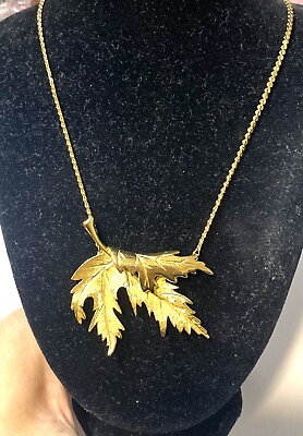 #ad 11.230 Vintage necklace gold tone chain maple leaf pendant $18.00