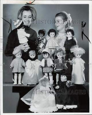 #ad 1969 Press Photo Judy Ryan amp; Elaine Martin with Dolls Detroit Old Newsboys $24.88